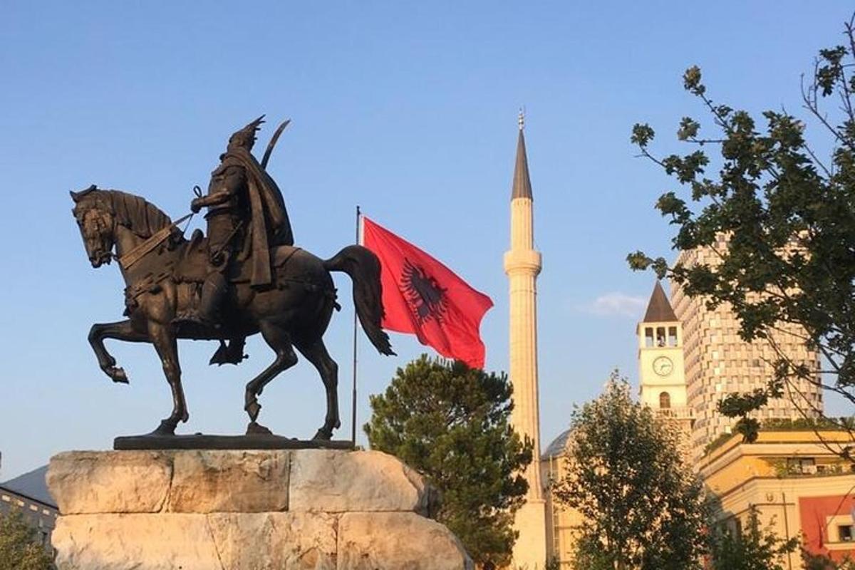 una estàtua d'un home a cavall i una bandera