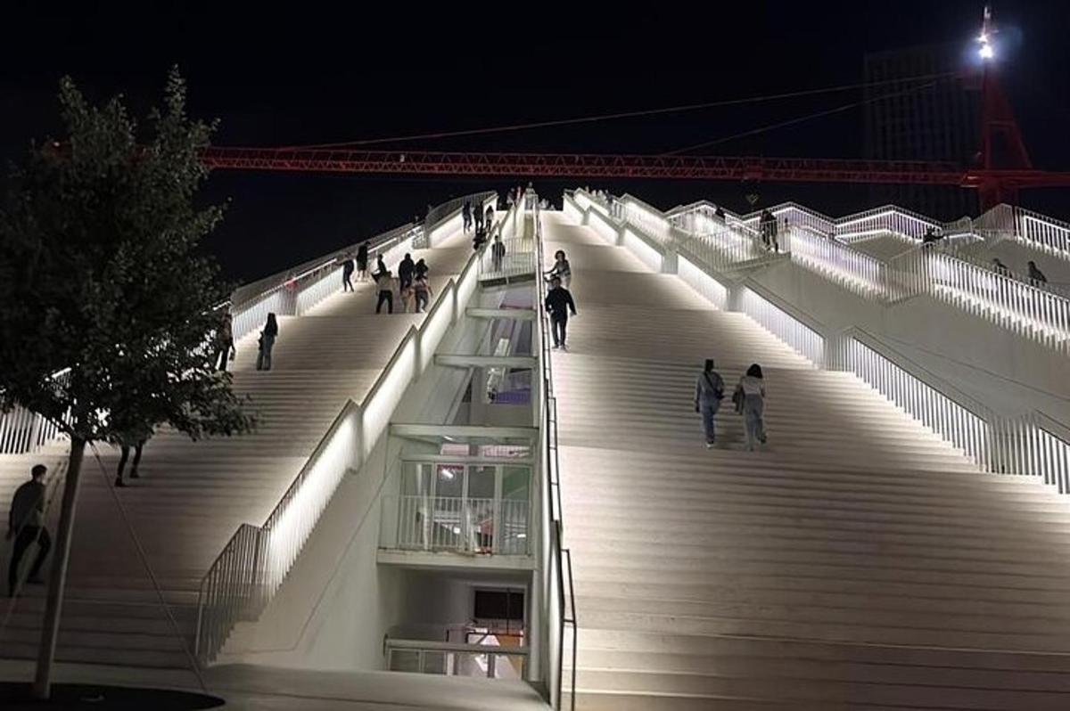 un grup de persones baixant les escales a la nit