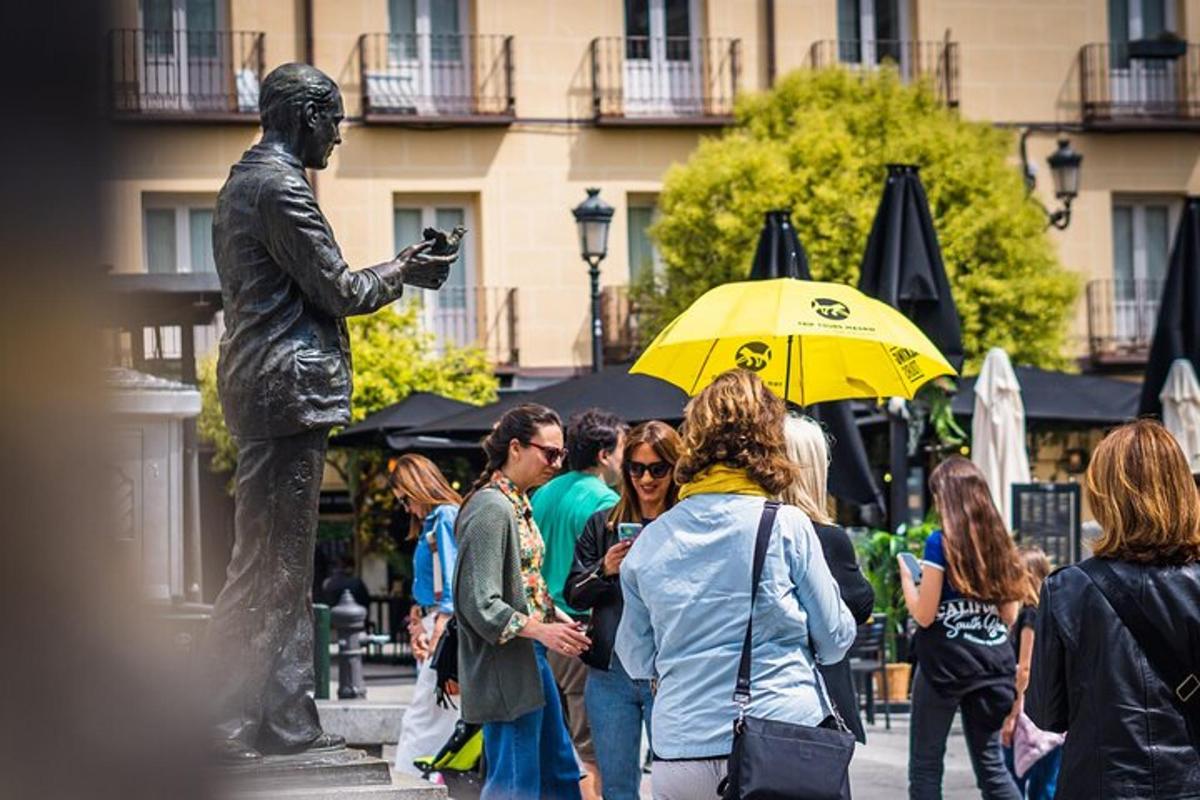 un gruppo di persone in piedi accanto a una statua