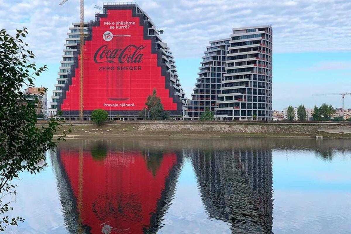 twee hoge gebouwen naast een waterlichaam