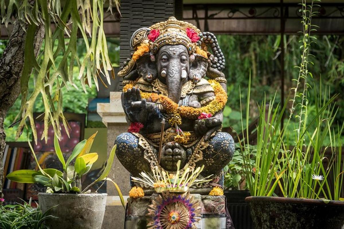una grande statua di una divinità in un giardino
