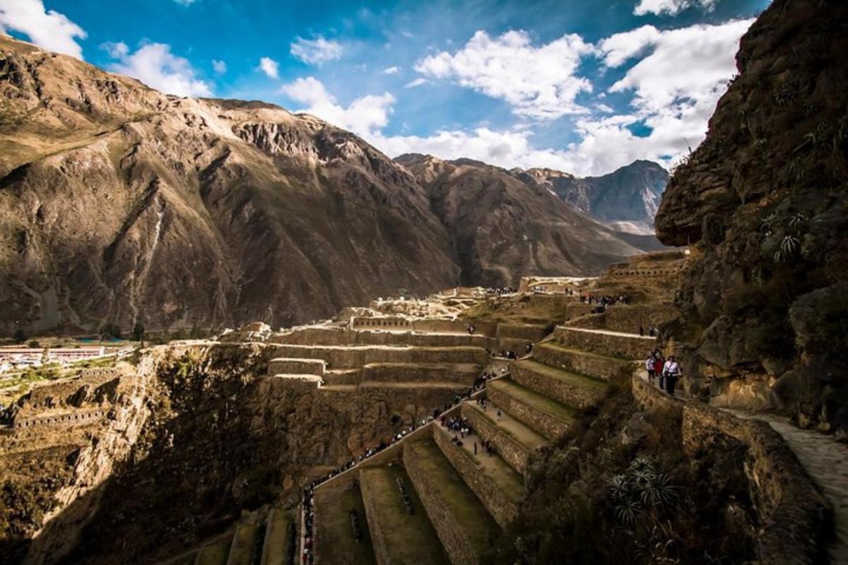 een uitzicht op een berg met mensen die op trappen lopen