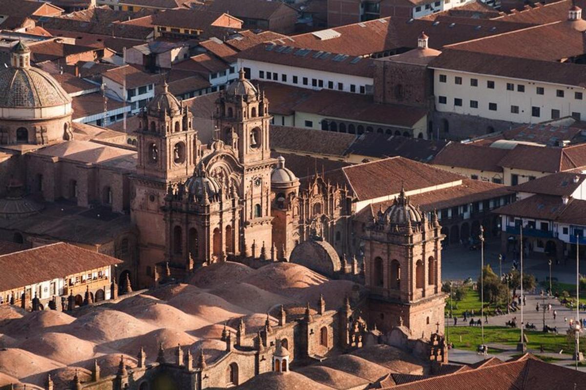 Un edificio antiguo en una ciudad con edificios.