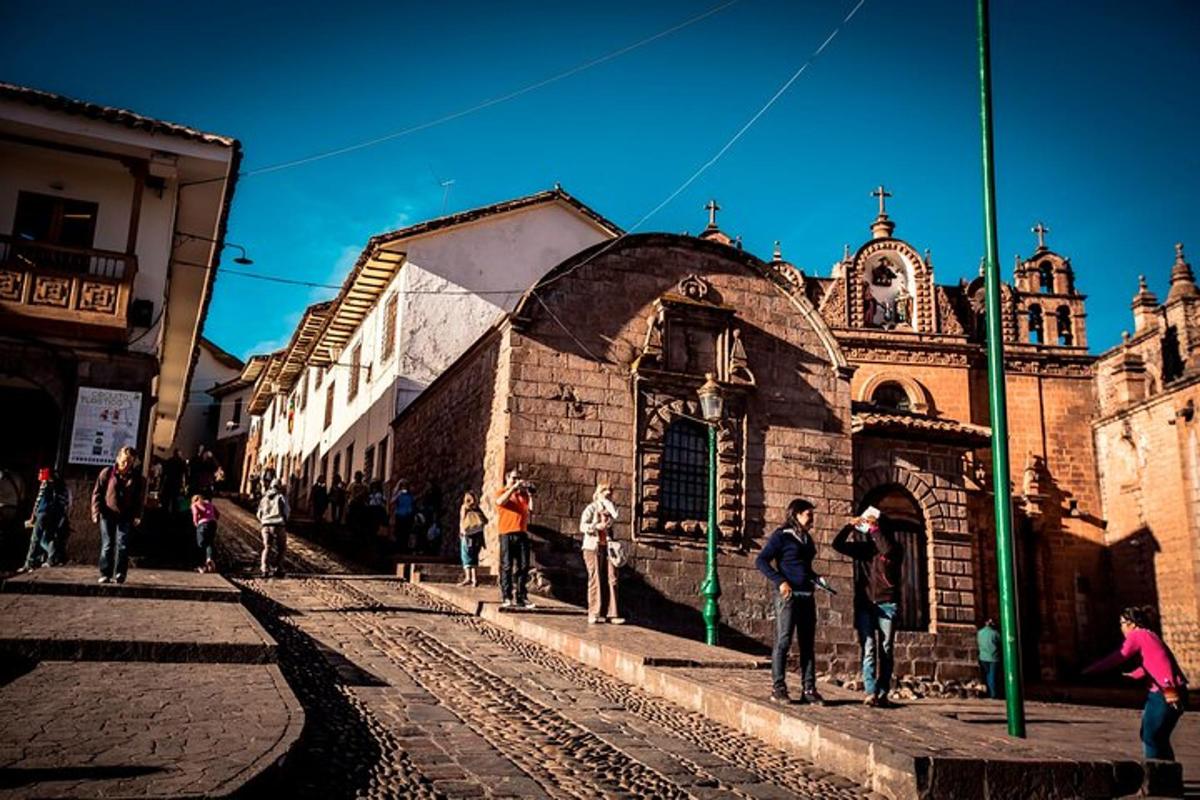 skupina lidí stojící před kostelem