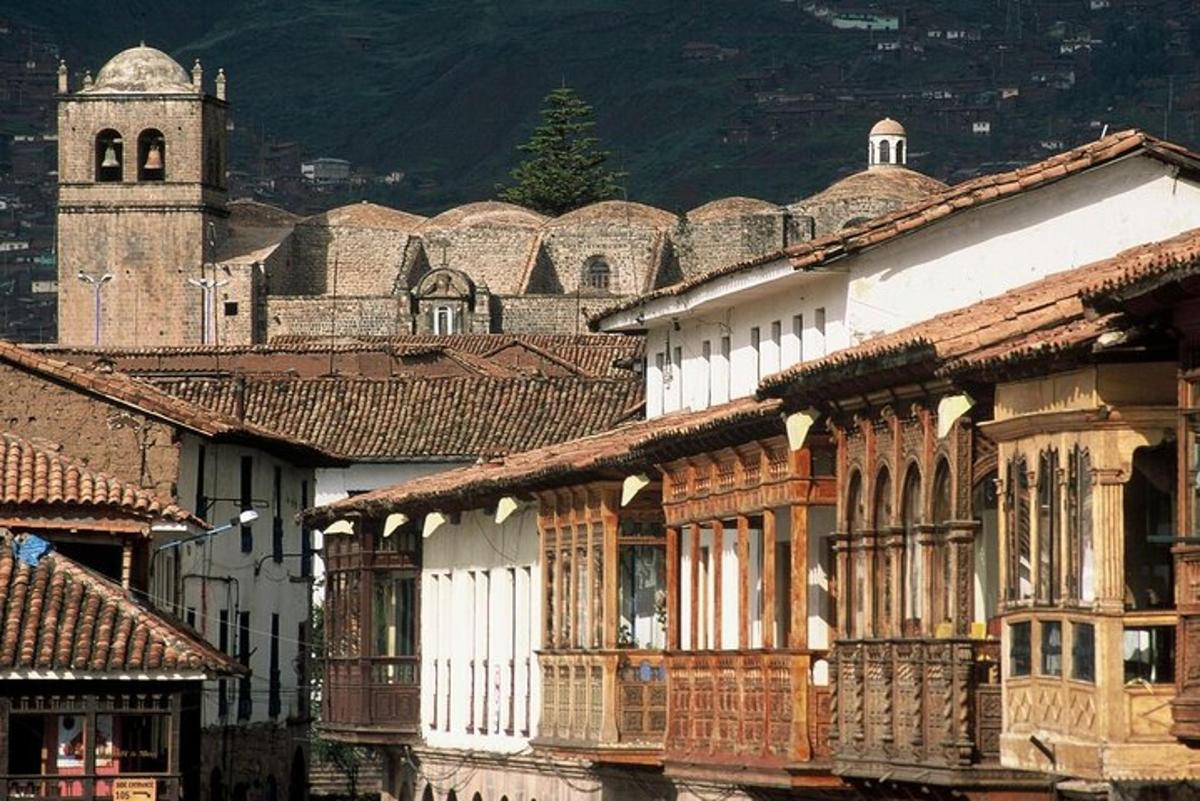 arka planda bir kilise bulunan bir grup bina