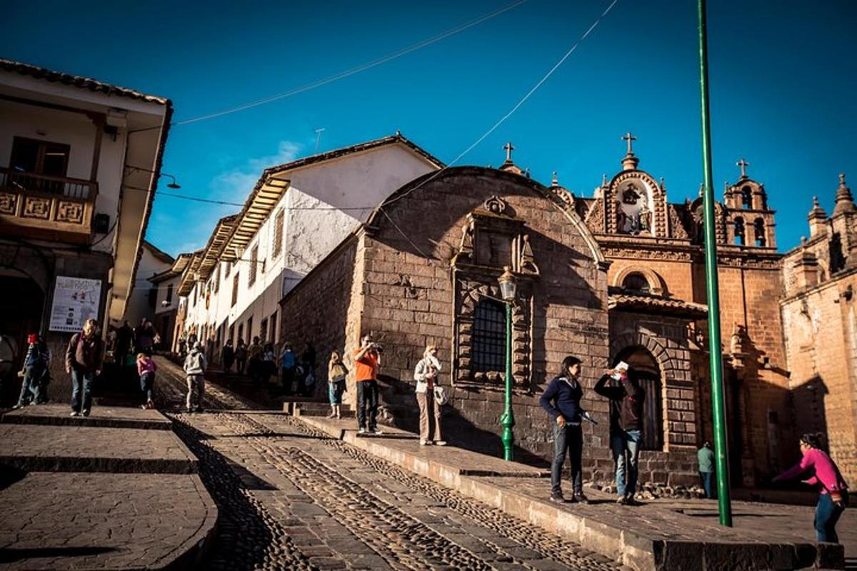 un gruppo di persone in piedi davanti a una chiesa