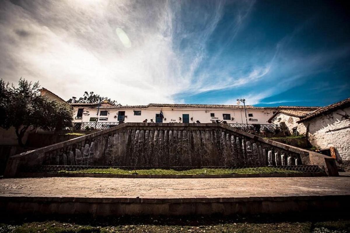 un edificio con una recinzione di fronte