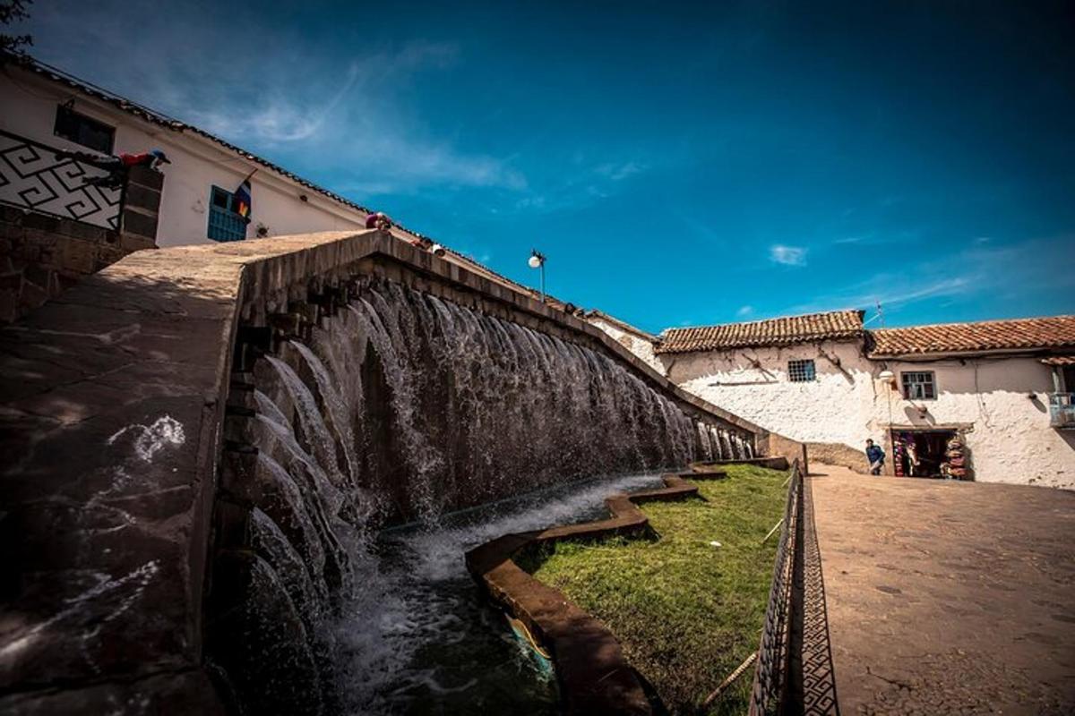 un ponte di pietra sopra un fiume accanto a un edificio