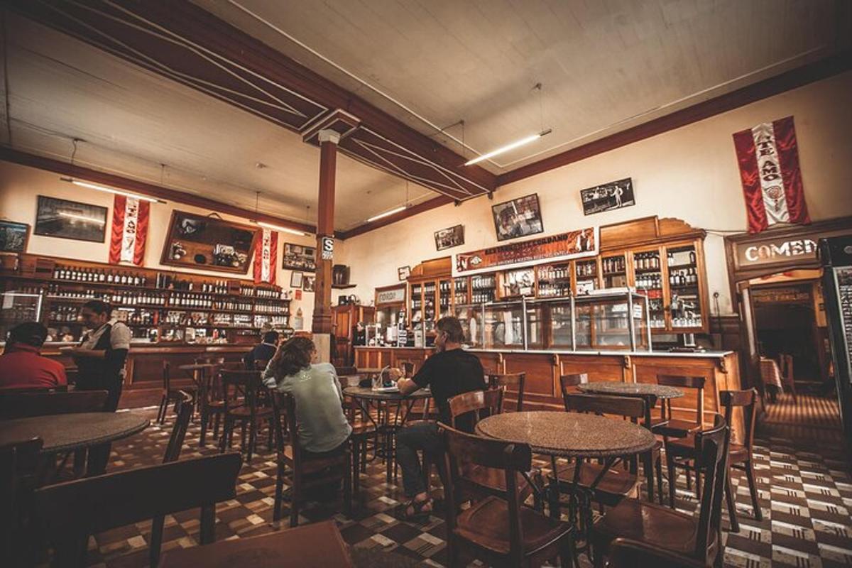 skupina lidí sedících u stolů v restauraci