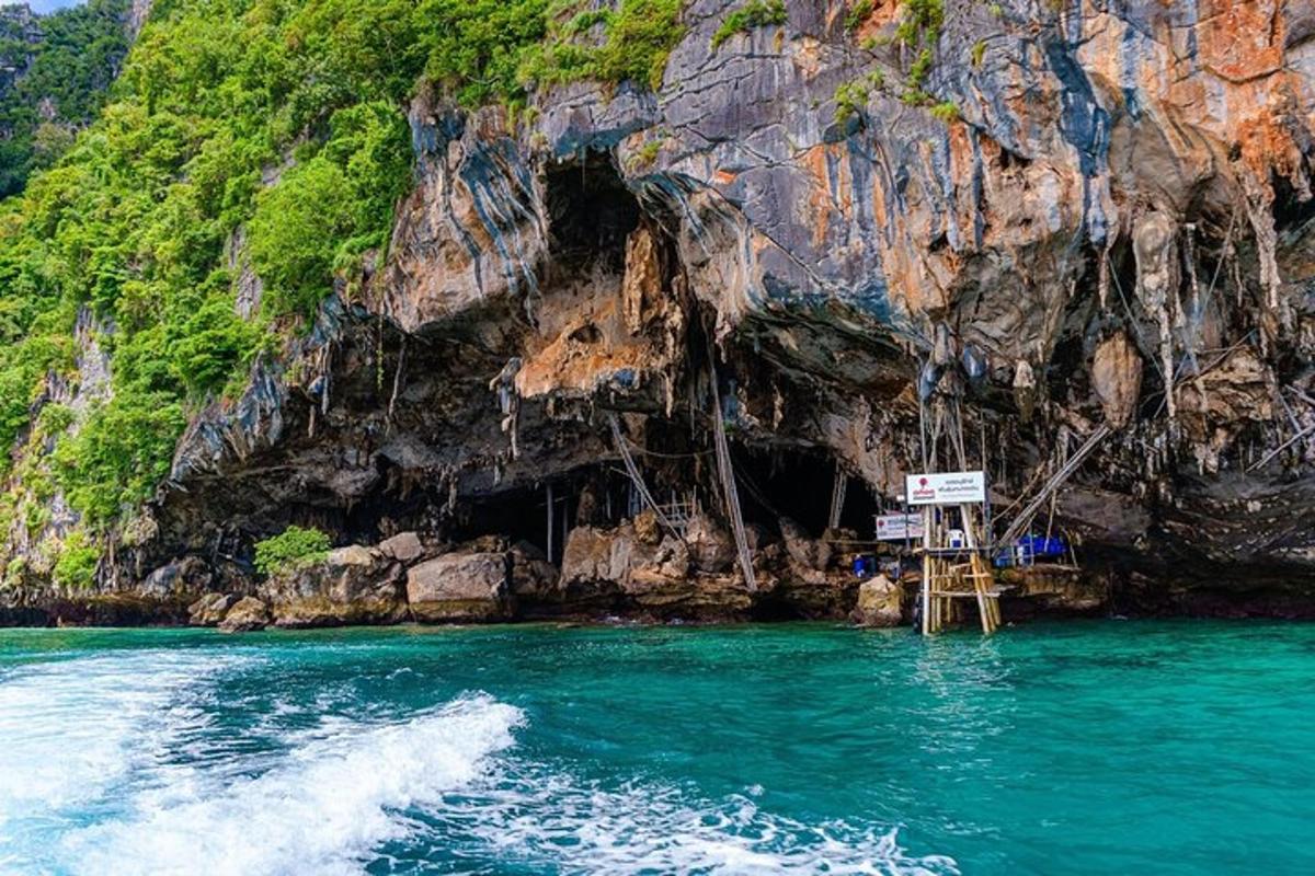 una barca di fronte a una grotta nell'acqua