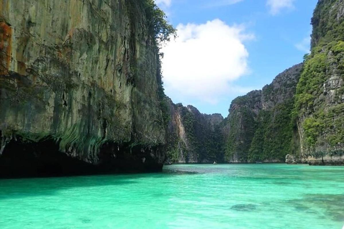 un grande specchio d'acqua vicino a una montagna