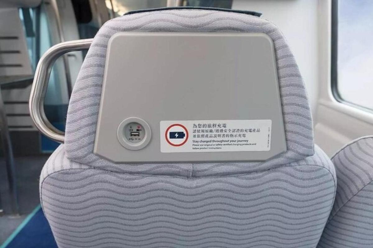 飛行機の座席にサインが書かれている