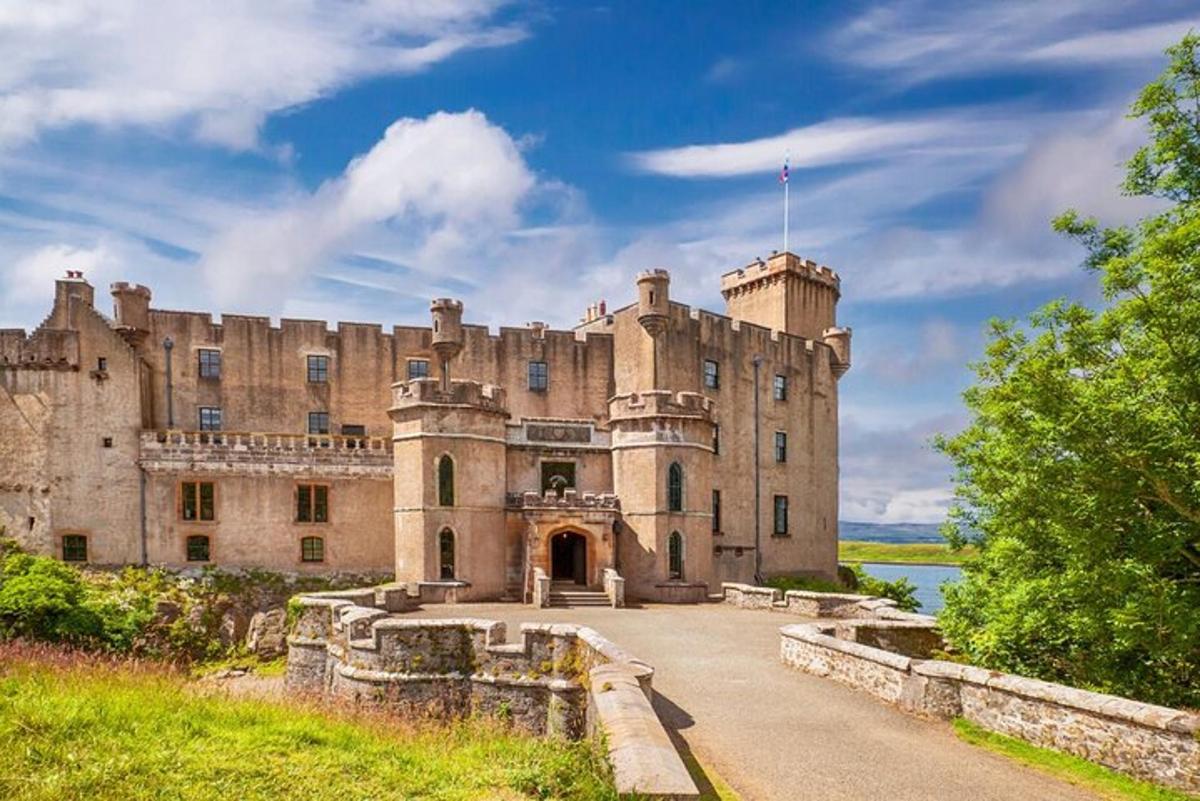 un antic castell en un turó amb una carretera