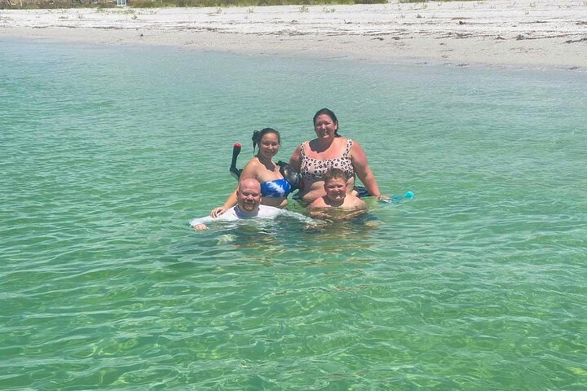 un gruppo di donne e due bambini in acqua