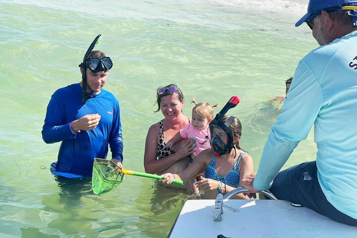 un gruppo di persone nell'acqua dell'oceano