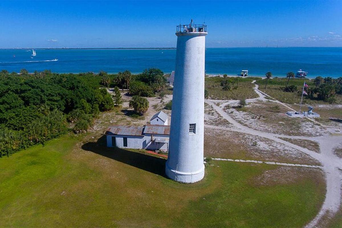 una vista aerea di un faro su un'isola