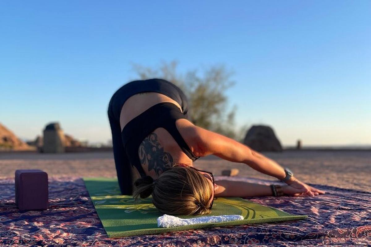 một người phụ nữ đang tập yoga trên bãi biển
