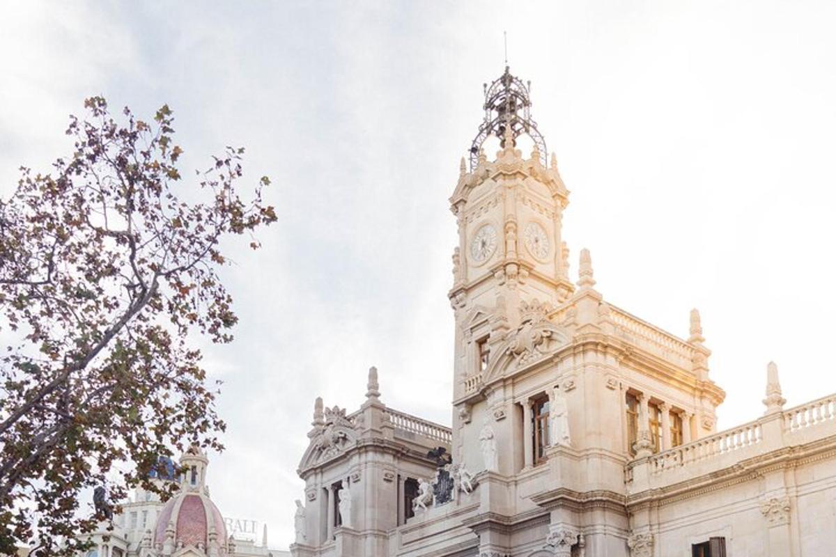 Un edificio con una torre de reloj en la parte superior.