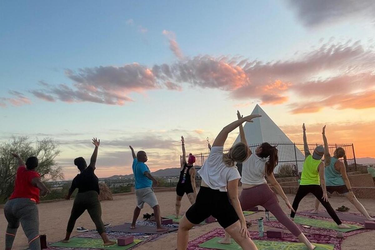 isang grupo ng mga taong gumagawa ng yoga sa mga banig