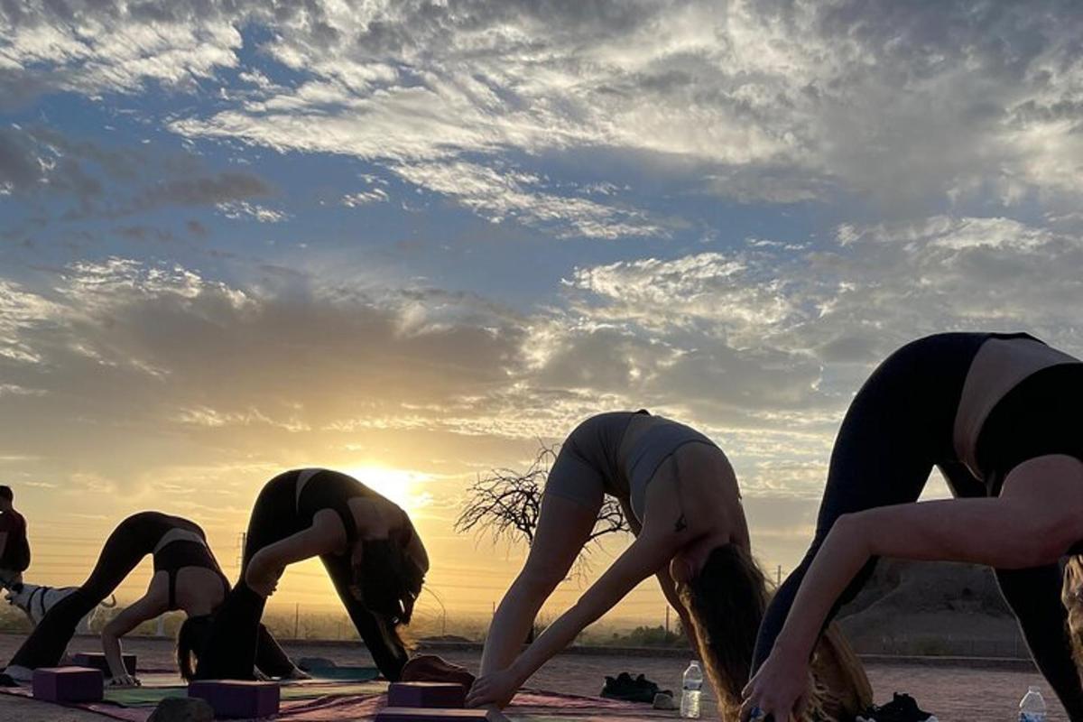 một nhóm người đang tập yoga trên bãi biển