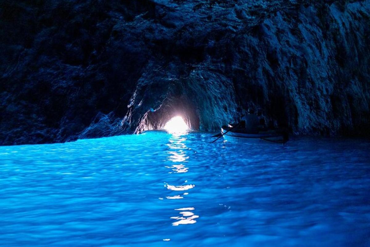μια βάρκα σε μια σπηλιά στο νερό τη νύχτα