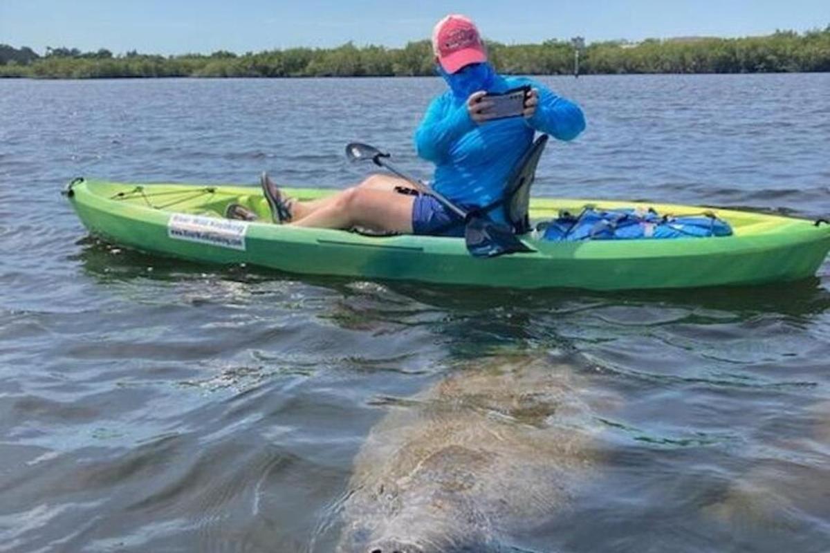 una persona seduta su un kayak in acqua