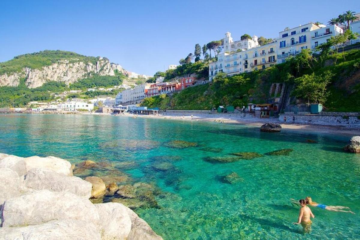 una persona in piedi nell'acqua vicino a una spiaggia