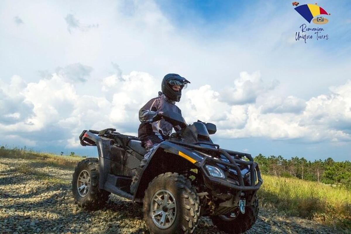 o persoană care merge pe un ATV pe un câmp
