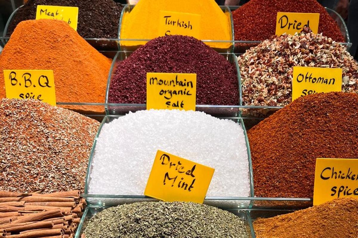 tampilan berbagai jenis rempah-rempah di pasar