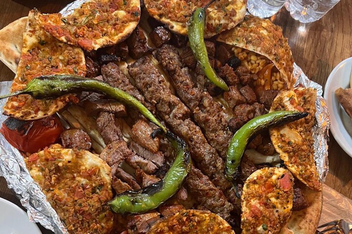 sepiring makanan dengan paprika dan makanan lainnya