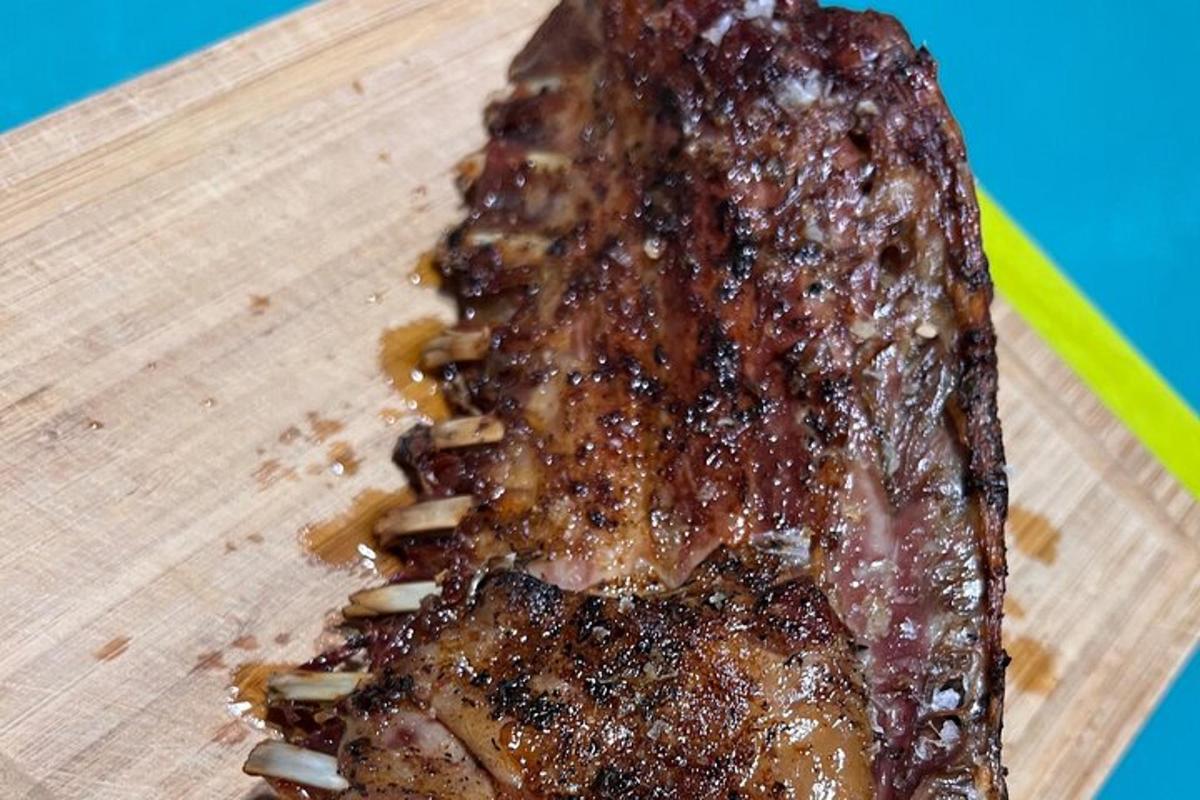 sekeping daging di atas papan pemotong kayu