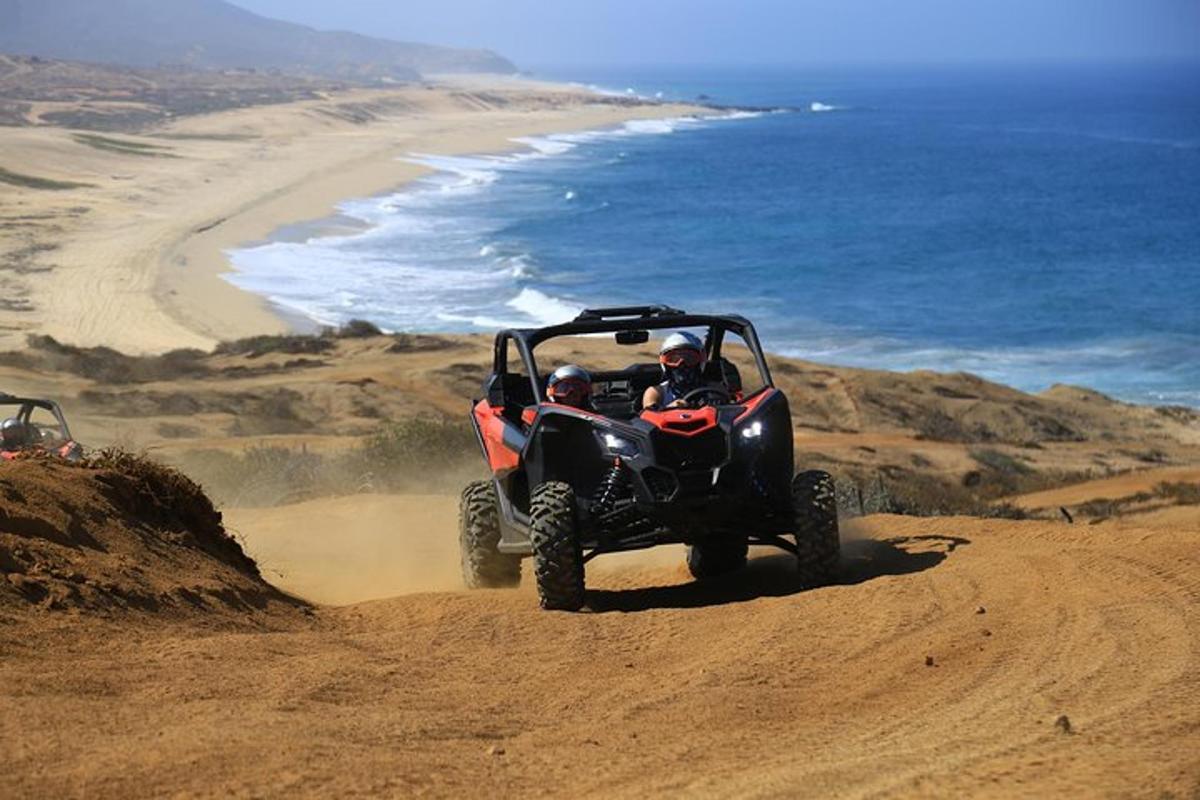 dues persones que viatgen en un quad a la platja
