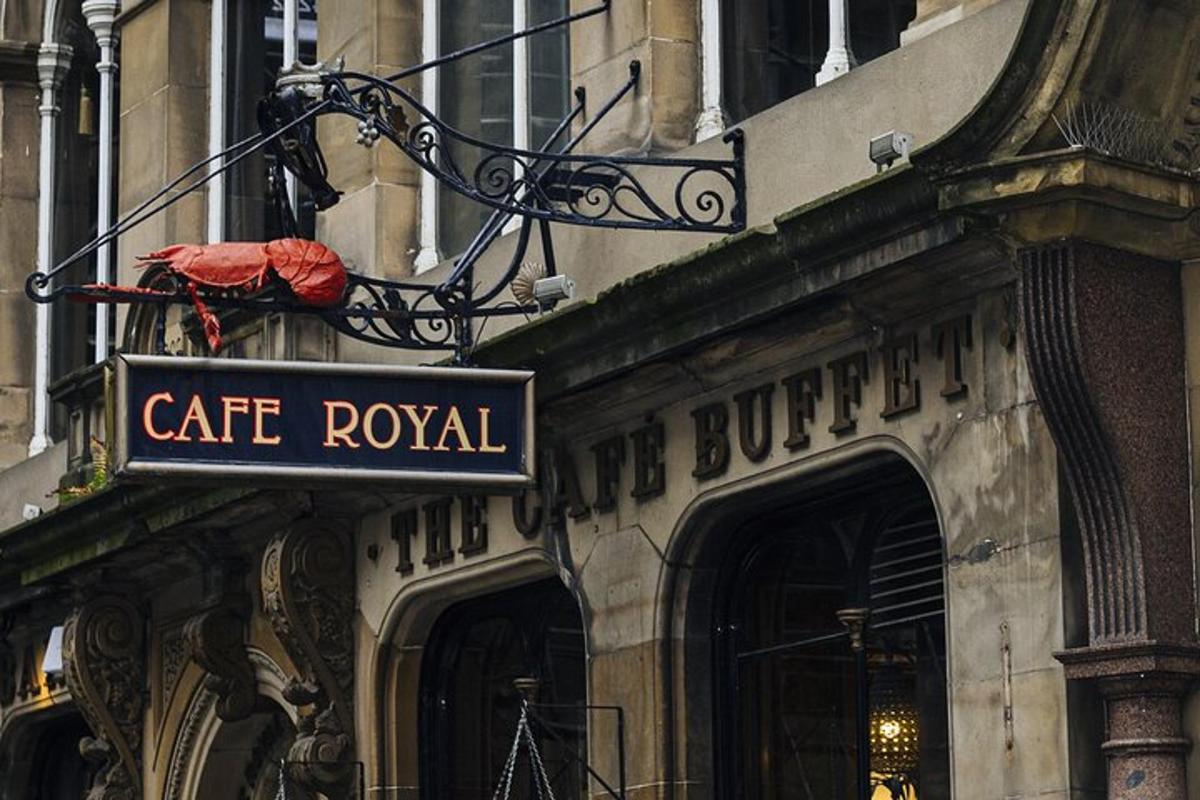cedule kavárny Café Royal na boční straně budovy