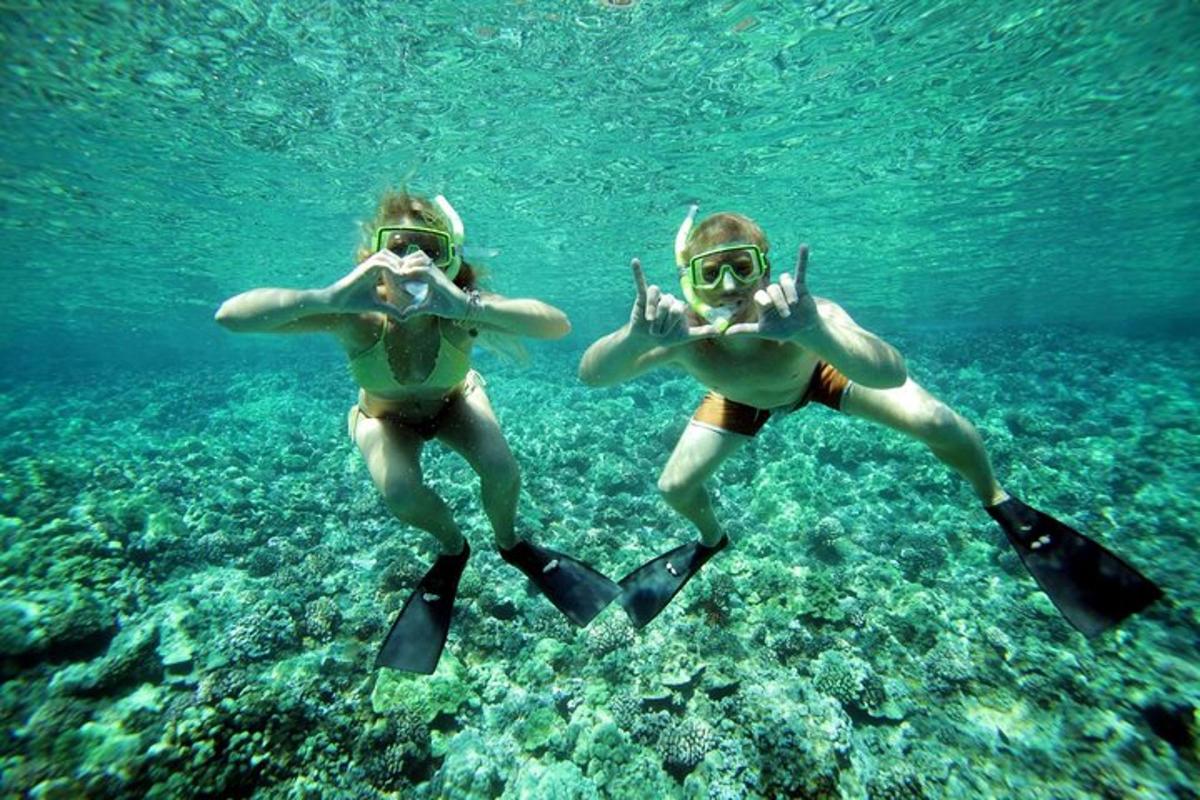 Dos mujeres en el agua con mantarrayas
