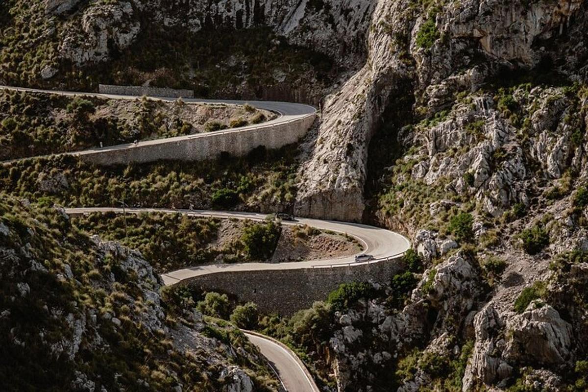 una strada tortuosa sul fianco di una montagna