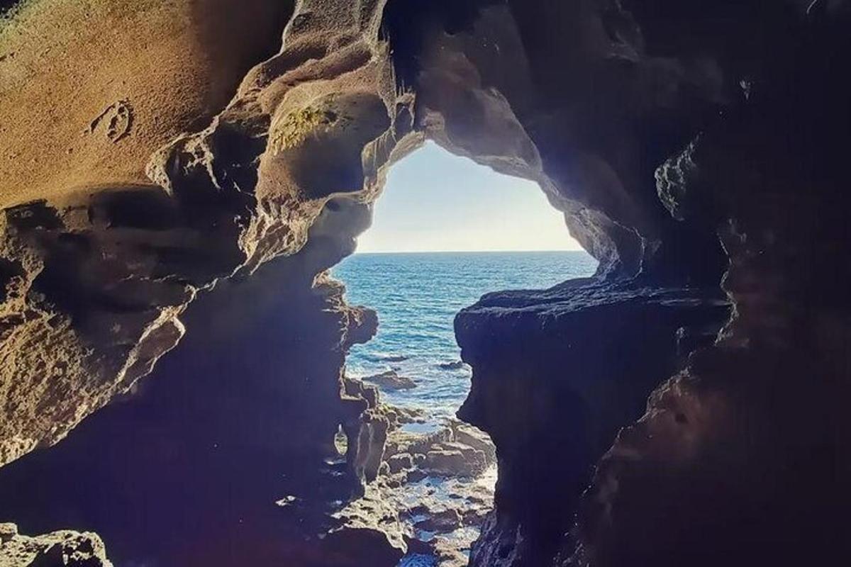 θέα στον ωκεανό από μέσα σε μια σπηλιά