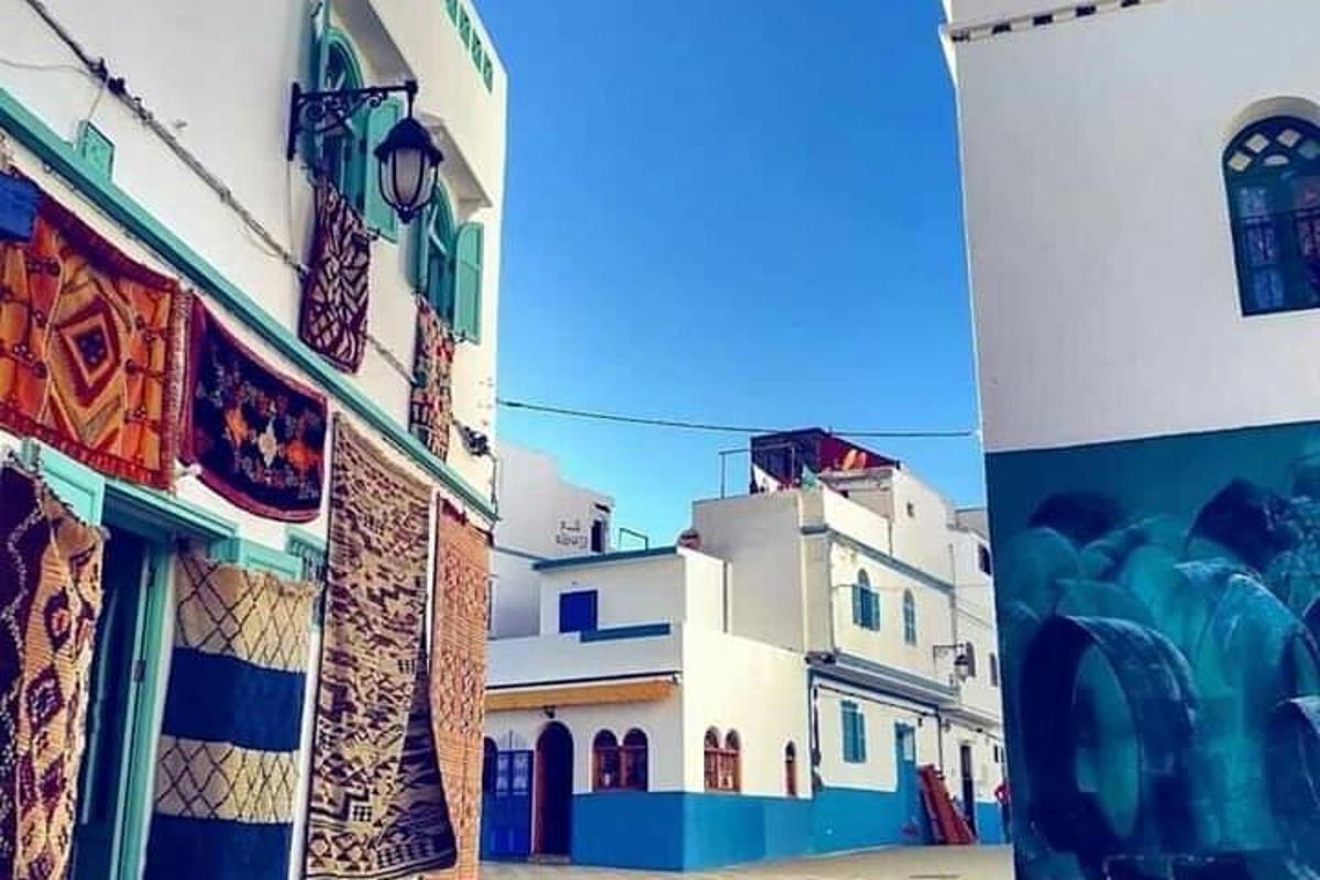 μια ομάδα κτιρίων το ένα δίπλα στο άλλο