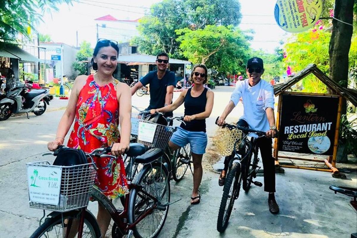 un grup de oameni care merg cu bicicleta pe o stradă