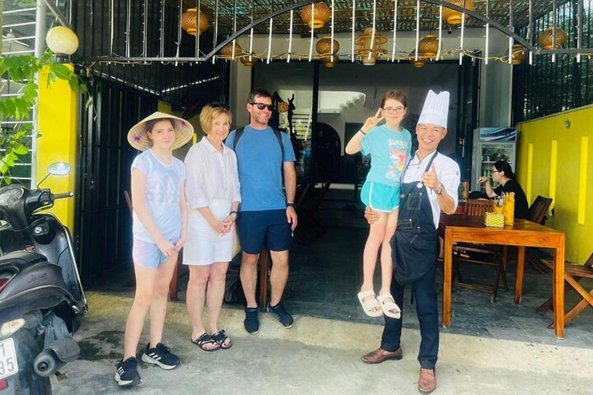 un grup de oameni pozează pentru o fotografie