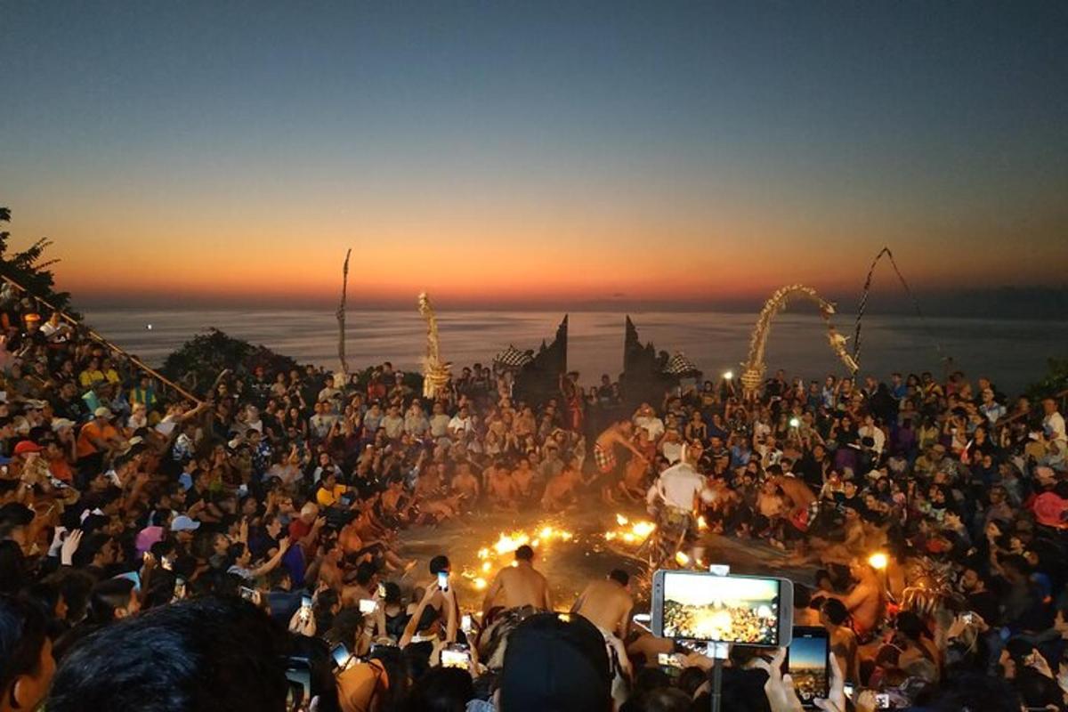 una gran multitud de personas en un festival al atardecer