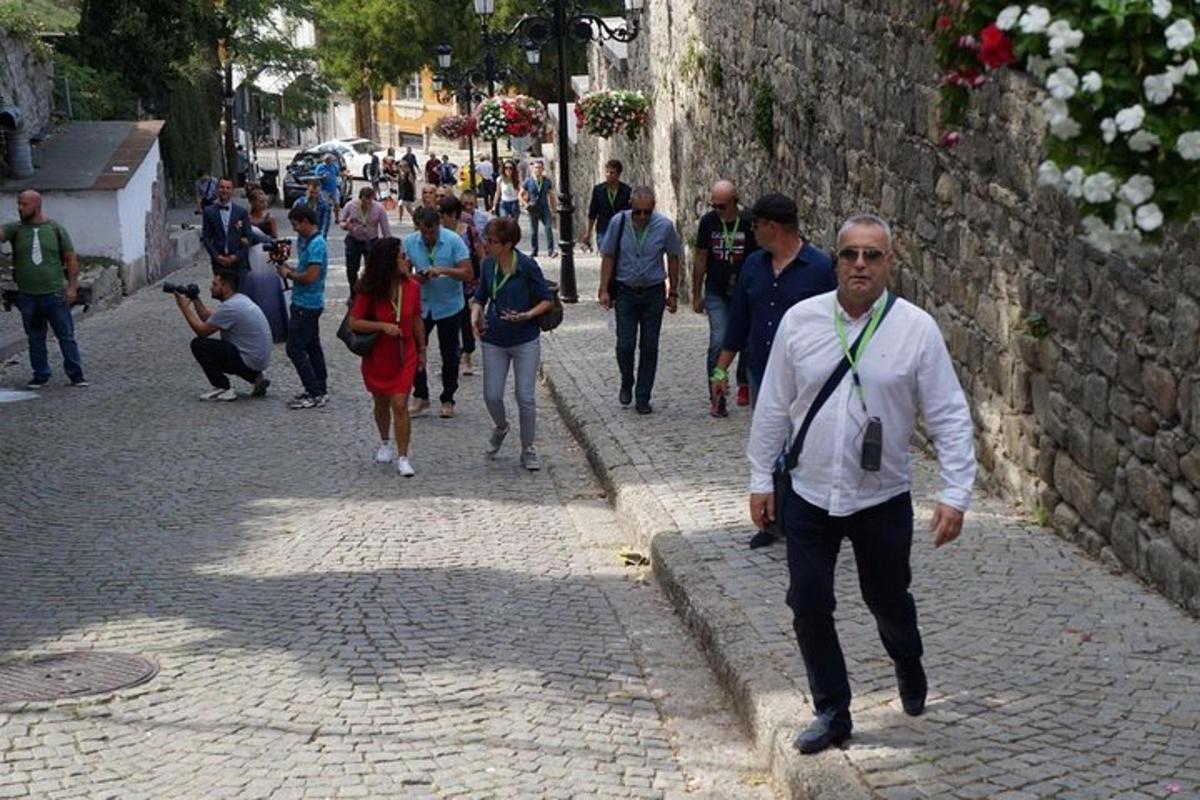 egy csoport ember sétál az utcán
