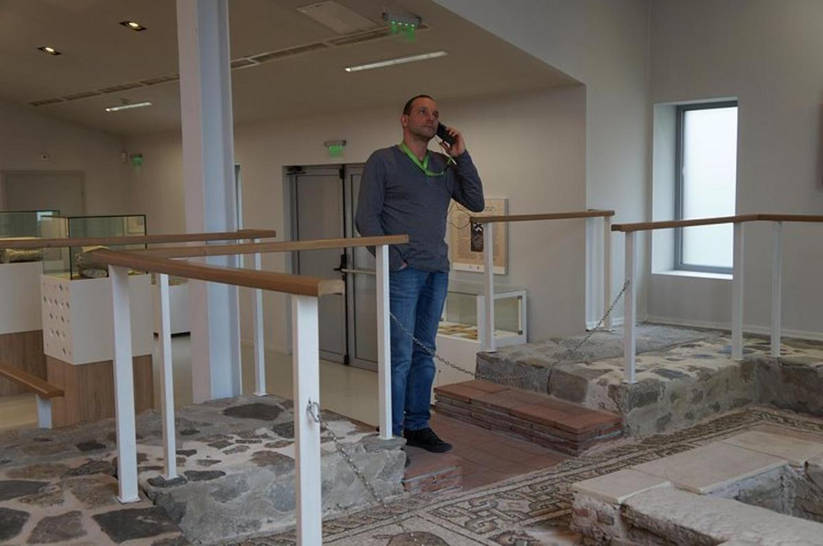 egy férfi mobiltelefonon beszél egy szobában