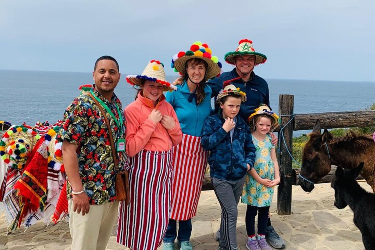 uma família posando para uma foto com um cavalo