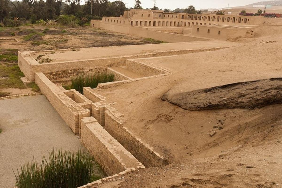 un anfiteatro en medio de un campo de tierra