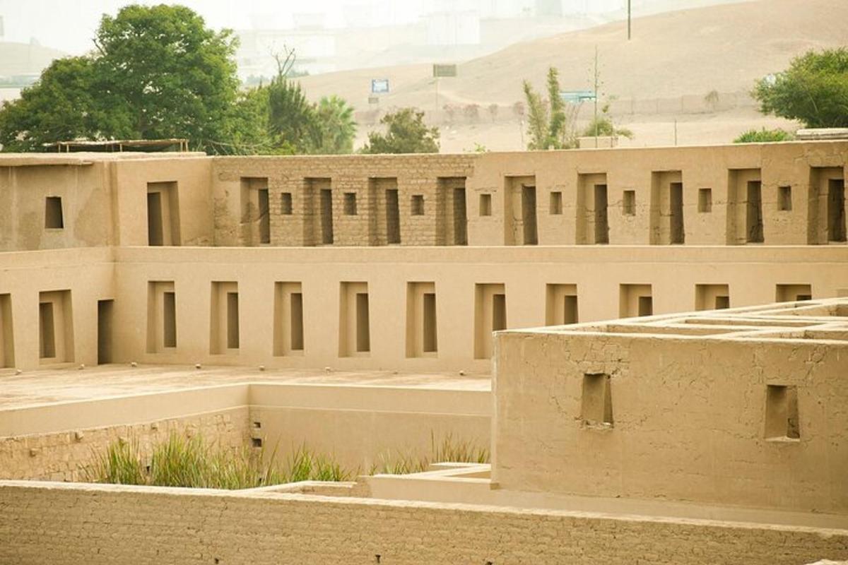 Una hilera de edificios en el desierto con montañas al fondo