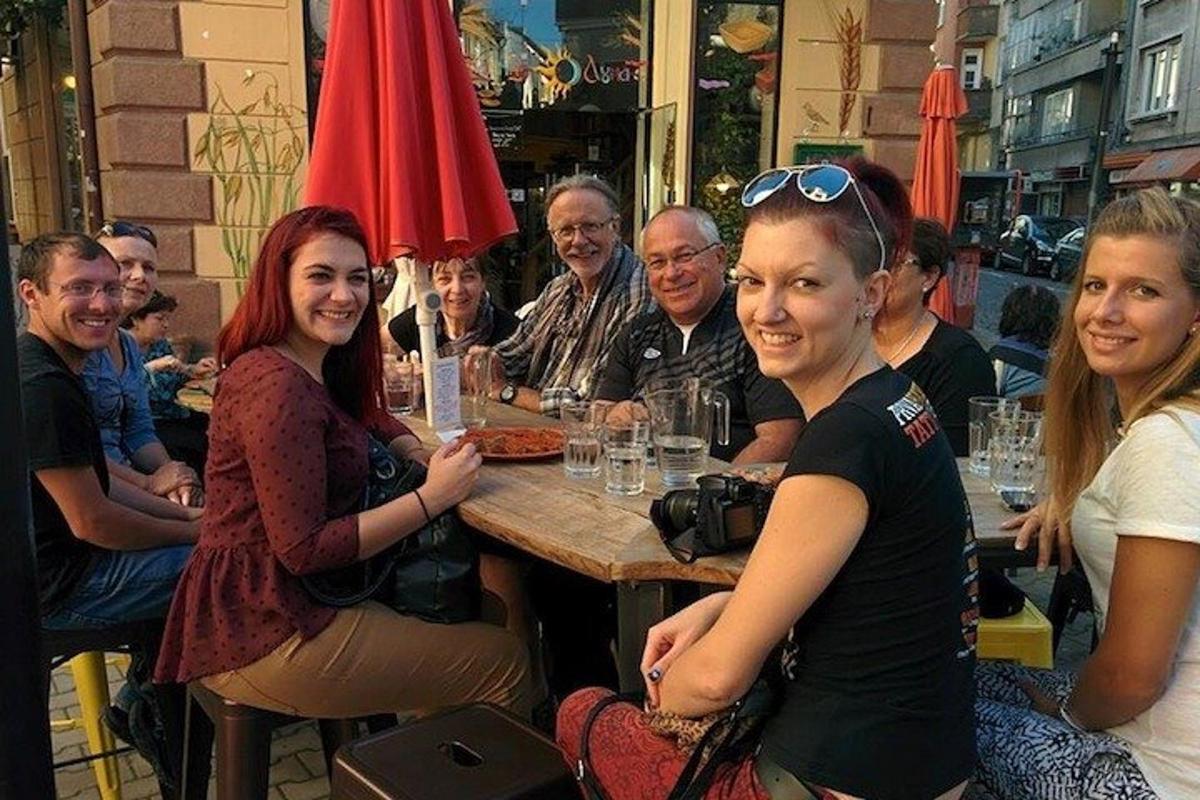 skupina lidí sedících u stolu v restauraci