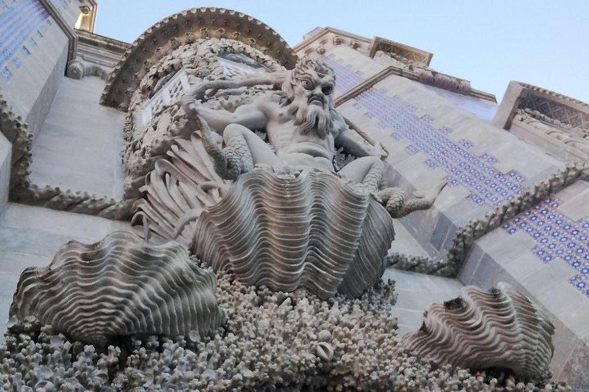 una statua sul lato di un edificio