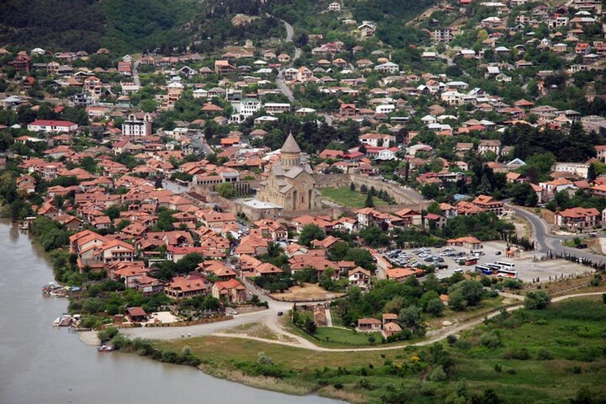 Letecký pohled na město u řeky