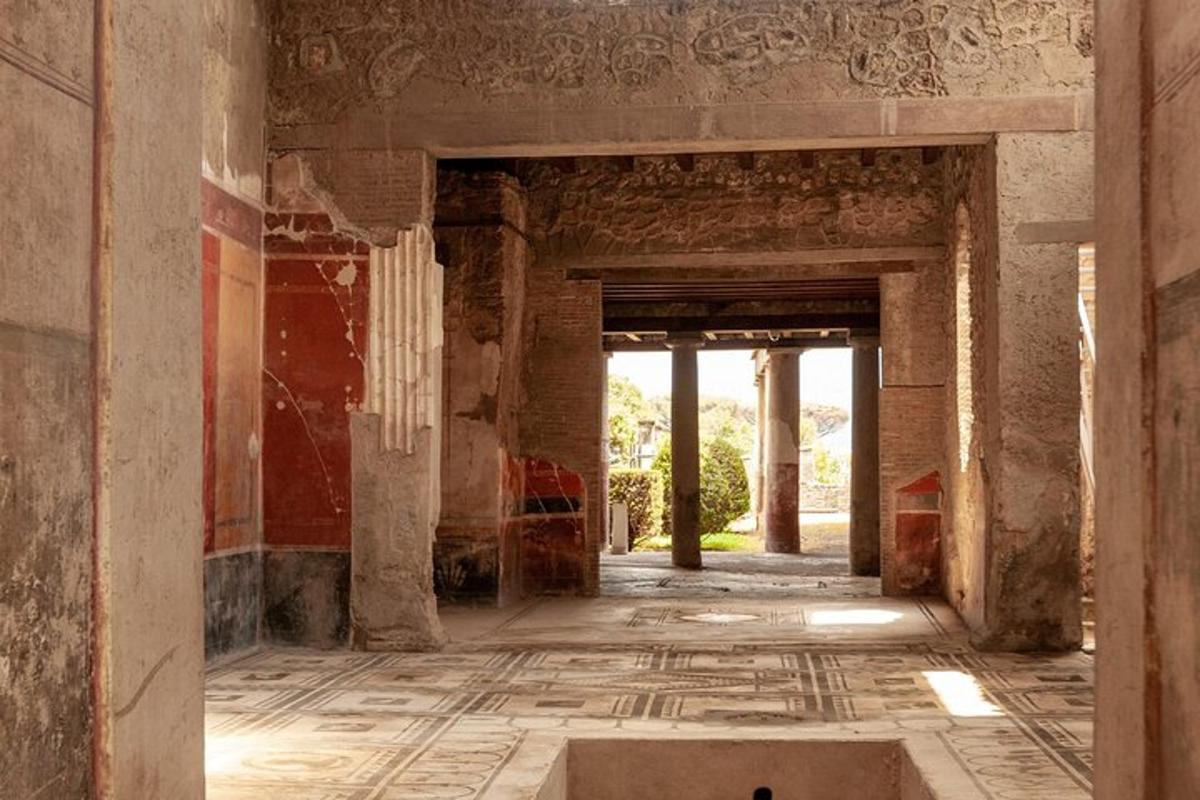 Una vista interior de un edificio antiguo con un pasillo.