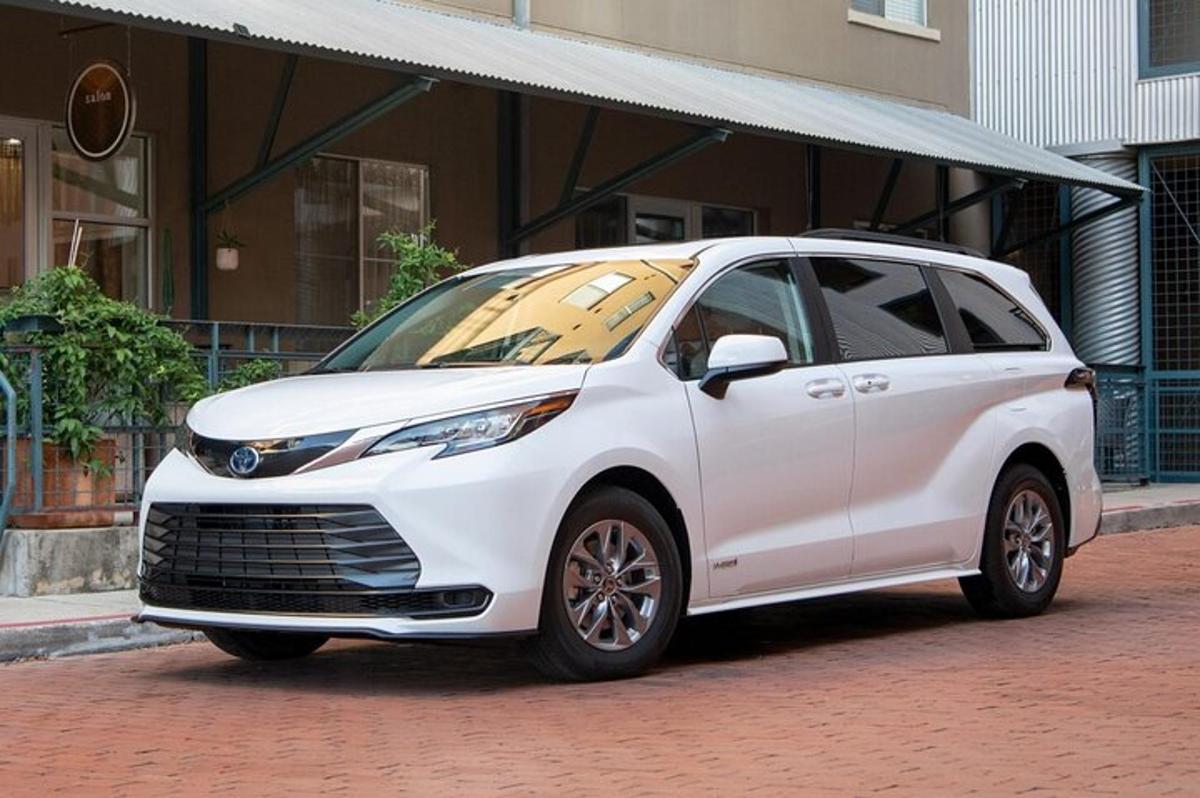 bílé auto zaparkované před budovou